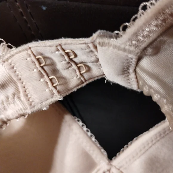 Wacoal Cream Bra.  34C - Picture 7 of 9